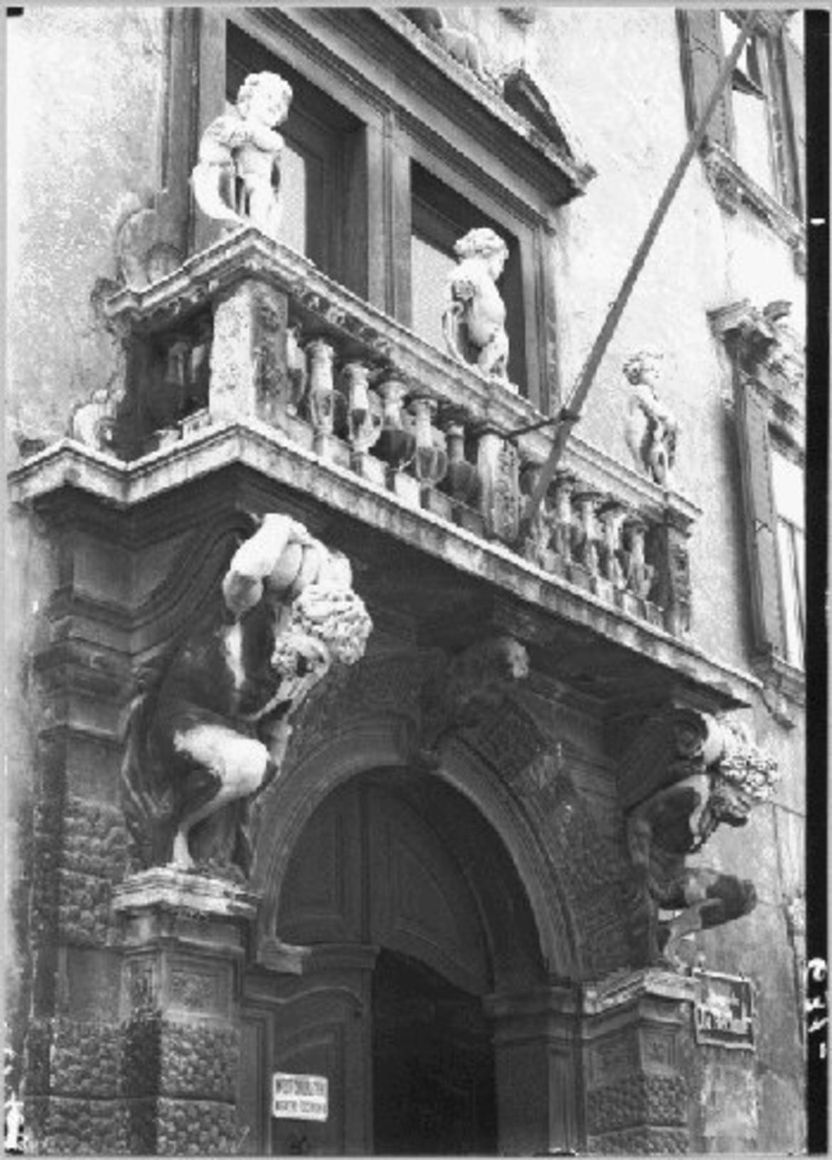 Trento Palazzo Sardagna Balcone Con Cariatidi Trentino Cultura